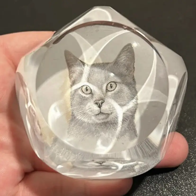 Vintage Bennet 1976 Glass Cat Paperweight