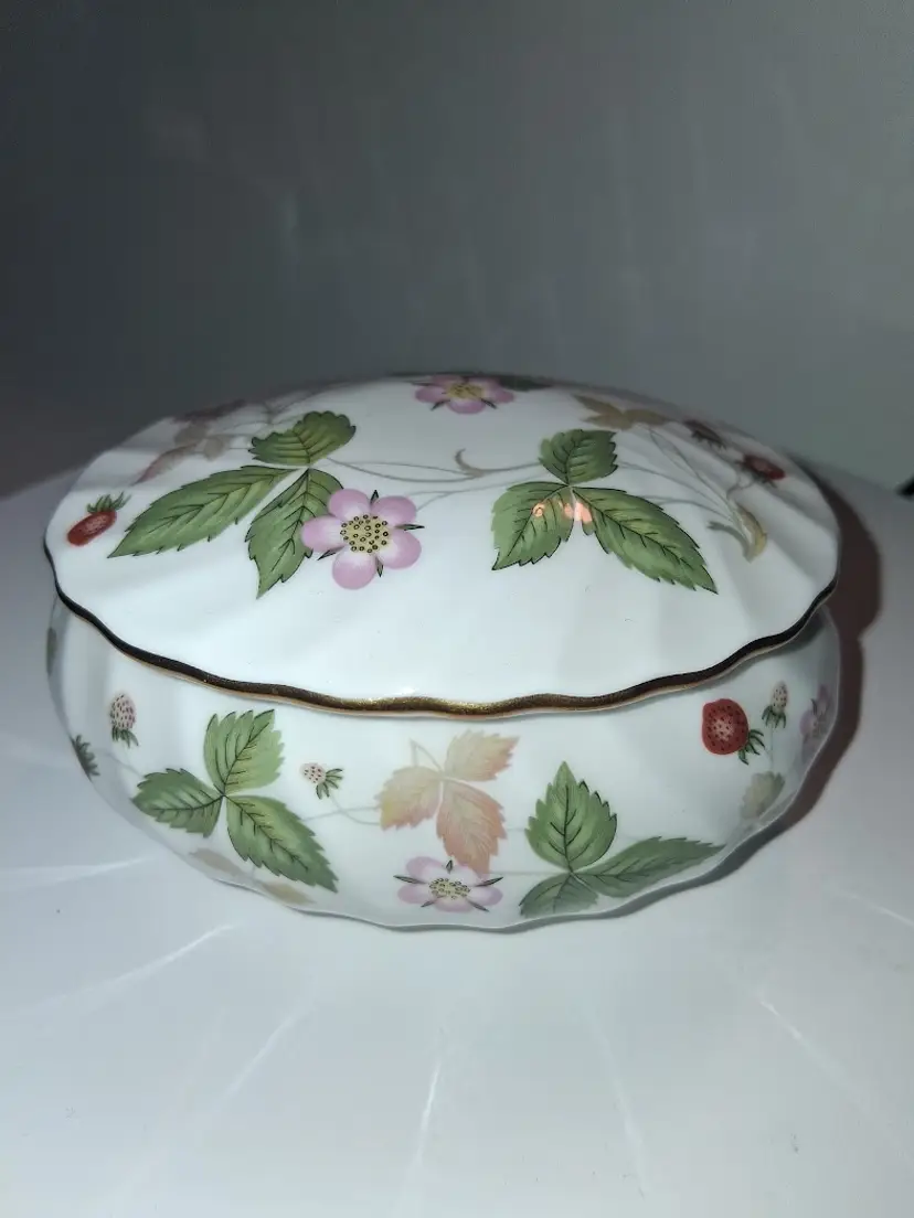 Vintage Rare Wedgewood Wild Strawberry Fluted Oval Trinket Box and Lid