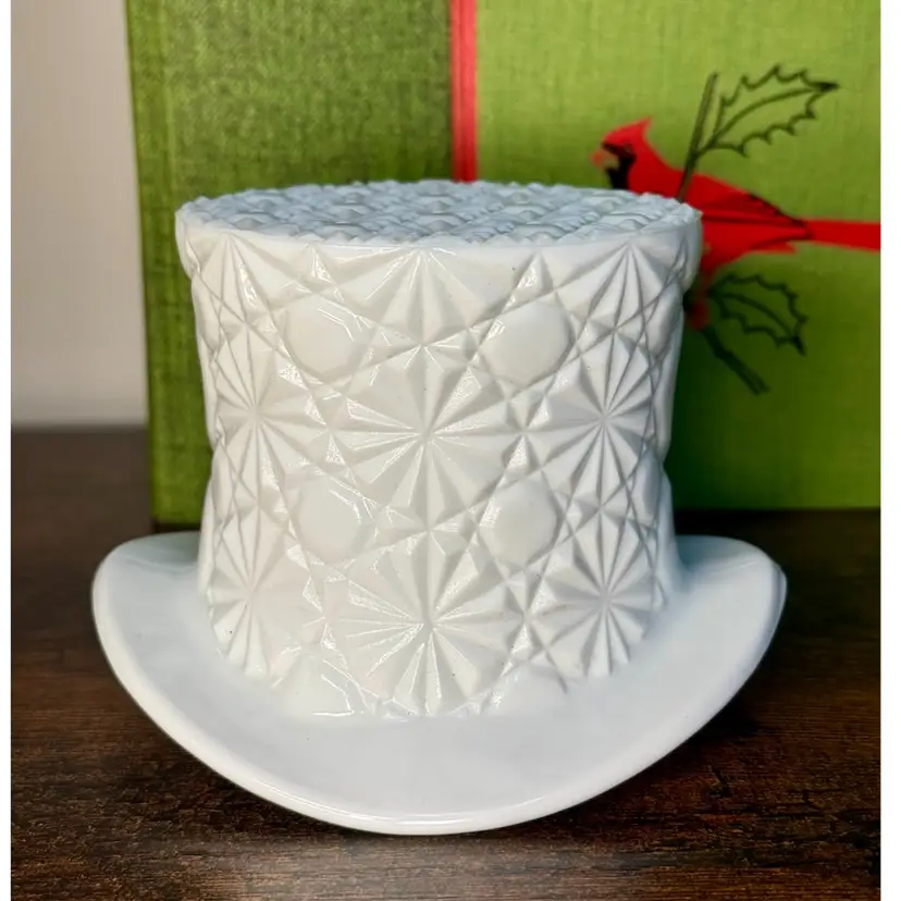 😻 3” tall 4.5” wide, vintage Fenton White Milk Glass Top Hat in the Daisy and Button pattern