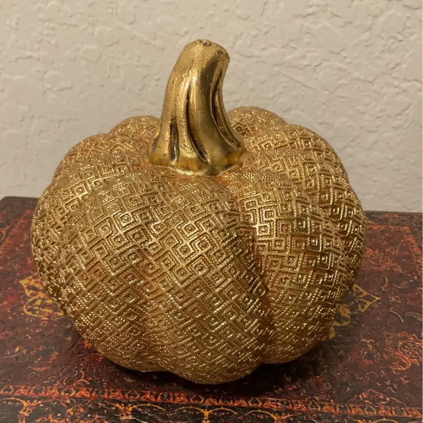 🚶🏻‍♀️🪾Decorative Gold-tone Pumpkin With Textured Pattern