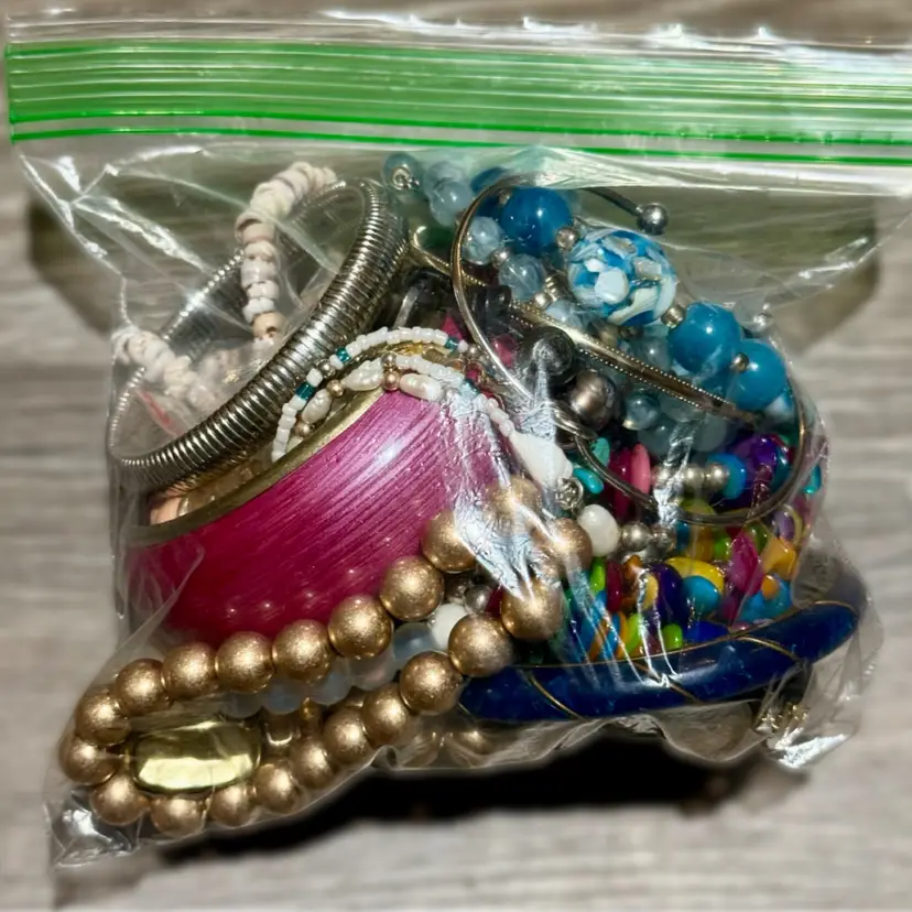 Assorted Bracelet Lot *WearabLe* Vintage/Contemporary J09