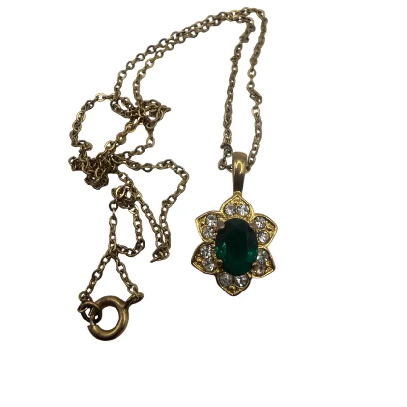 Vintage Gold Tone Necklace With Emerald
Green Stone