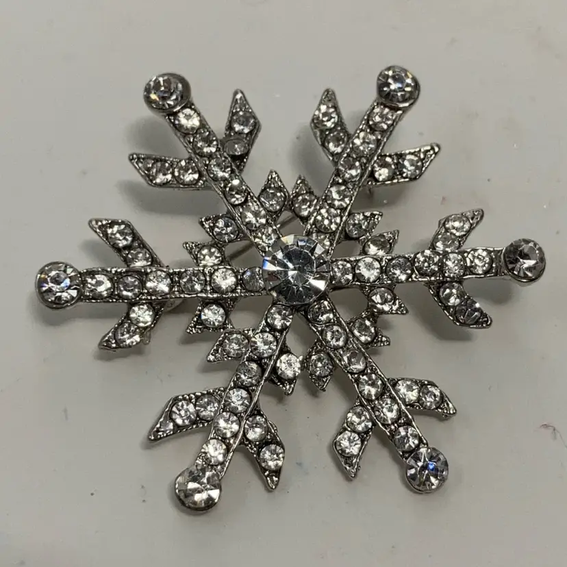 Vintage Rhinestone Silver Tone Snowflake Brooch! 1 3/4”!