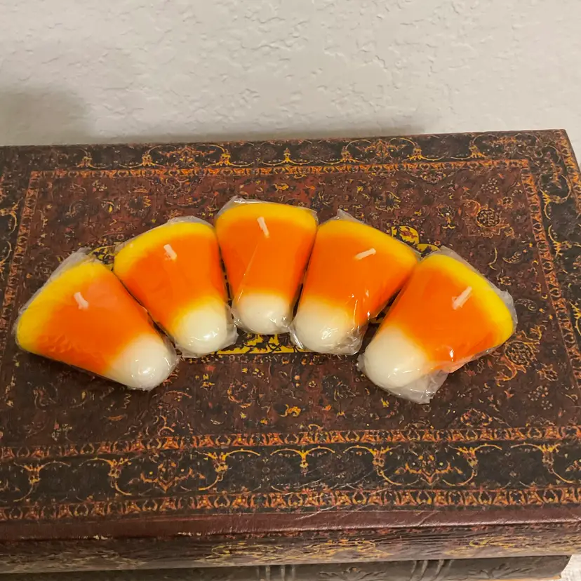 🚶🏻‍♀️🪾Candy Corn-shaped Wax Candles