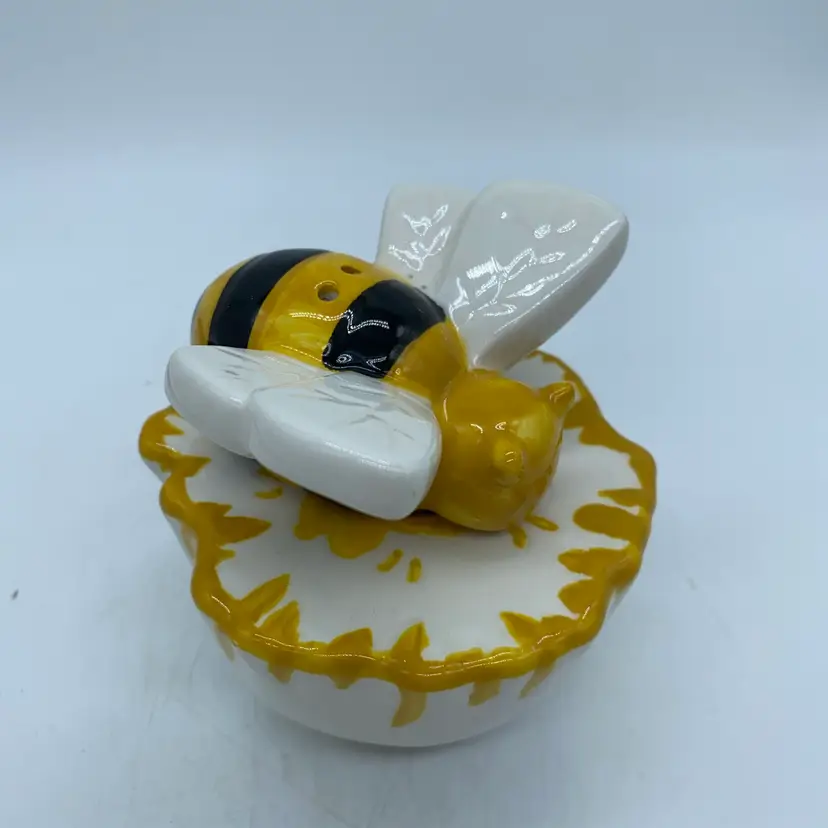 #2018 ceramic honey bee novelty salt and pepper shaker.