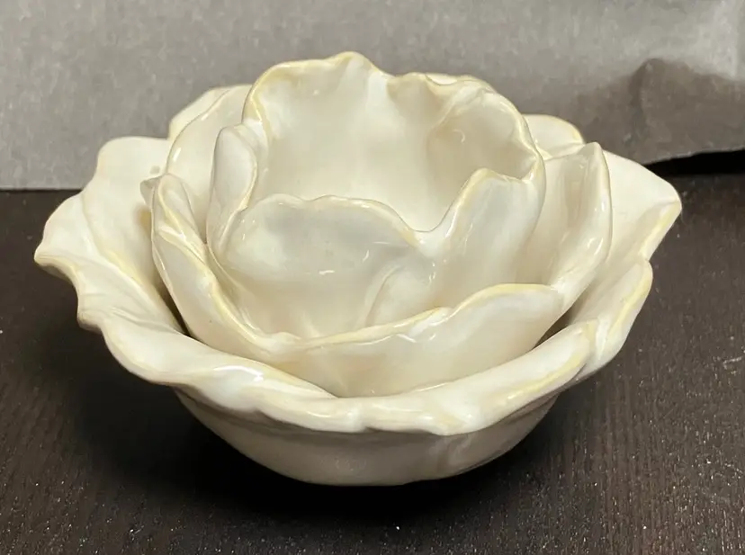 VTG Ivory Ceramic Flower-shaped Decorative Tea light or Candle Holder