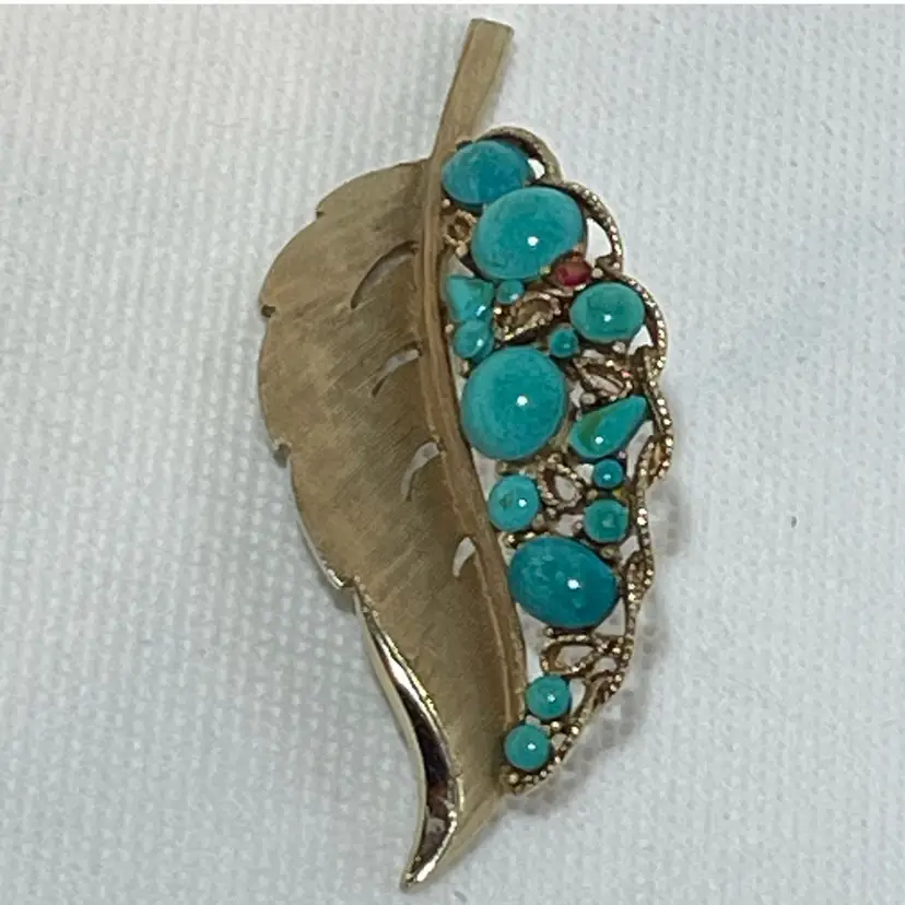 @@ Vintage CAPRI Turquoise And Gold Tone Brooch (tiny Red Stone)