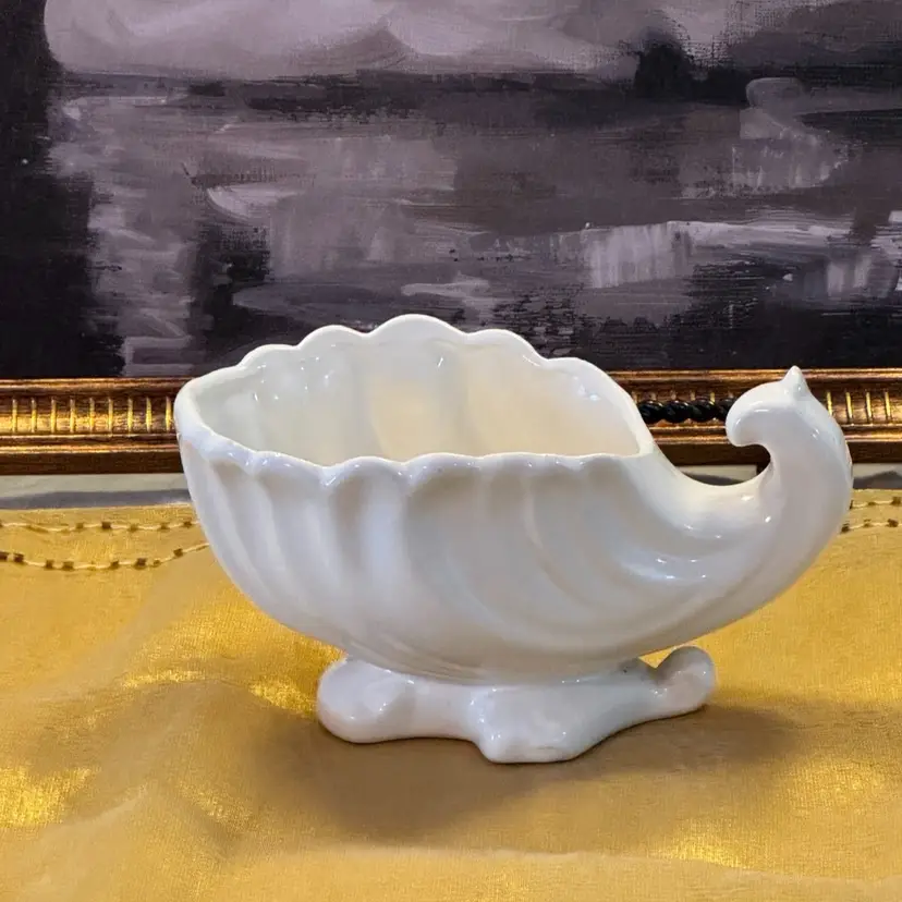 Vintage Mid-Century White Shell Planter – USA Pottery #130 – Possibly McCoy