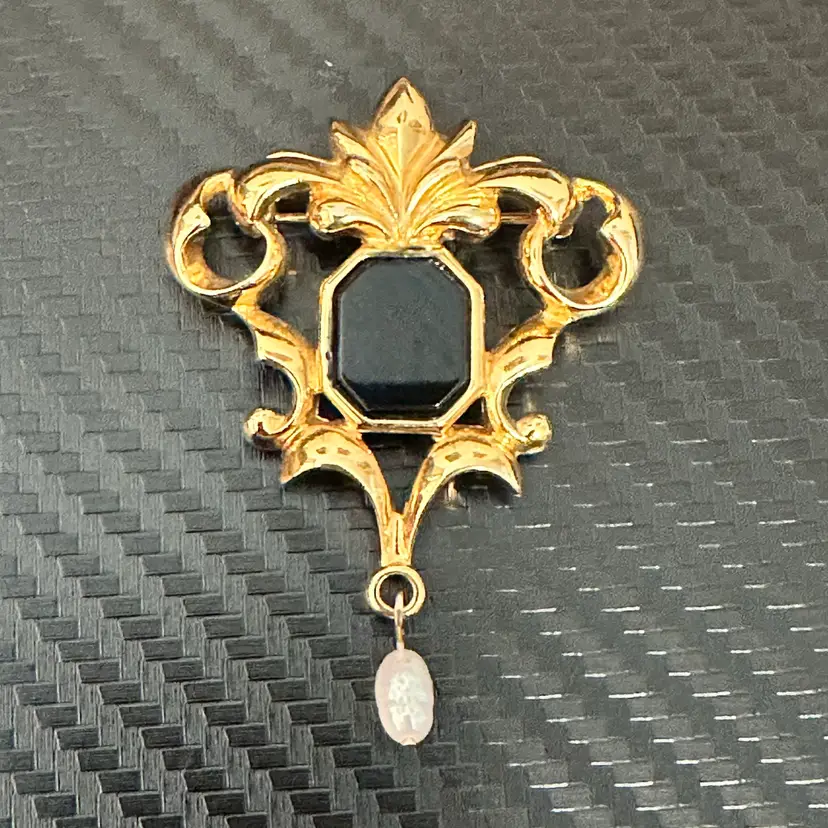 A040 - Avon Gold-tone Black Center & Pearl (Faux?) Brooch