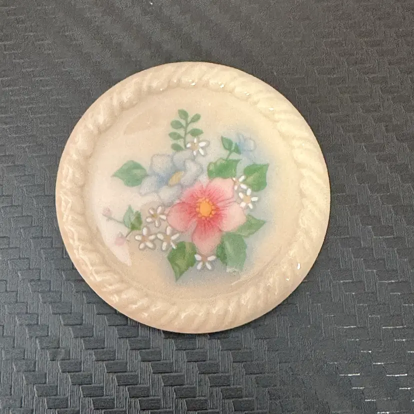 A044 - Avon Porcelain Flower Brooch