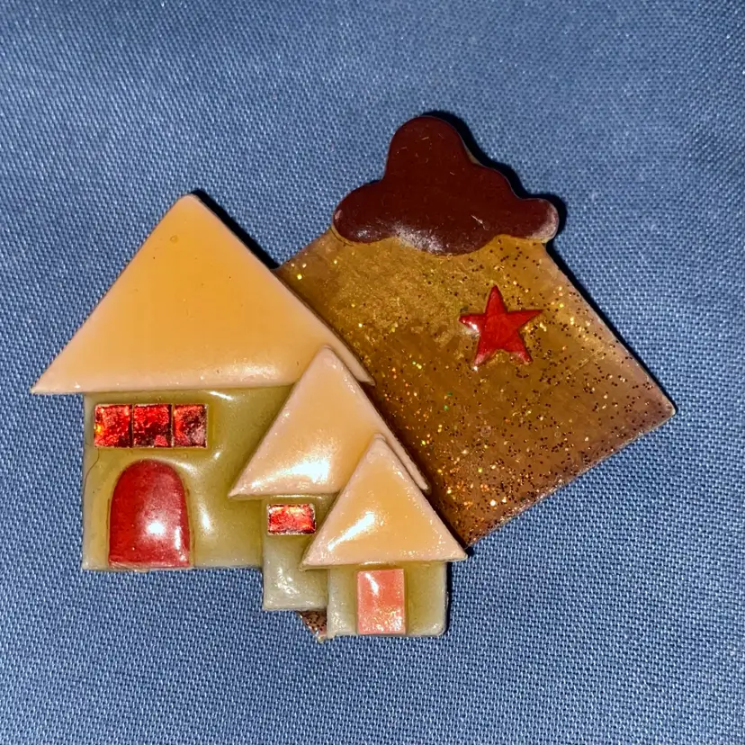 #4 Lucinda Pin Brooch 3 House Red Star