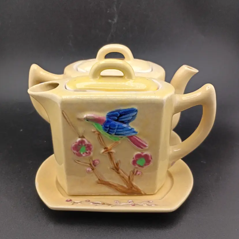 Pair of teapots with underplate, made in Japan