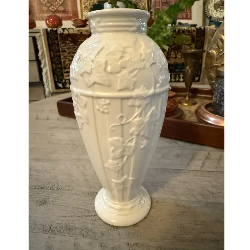 🐞  Vtg Wedgwood Classic Garden White Fine Earthenware Vase Ivy Fluted 7.5x2.5”