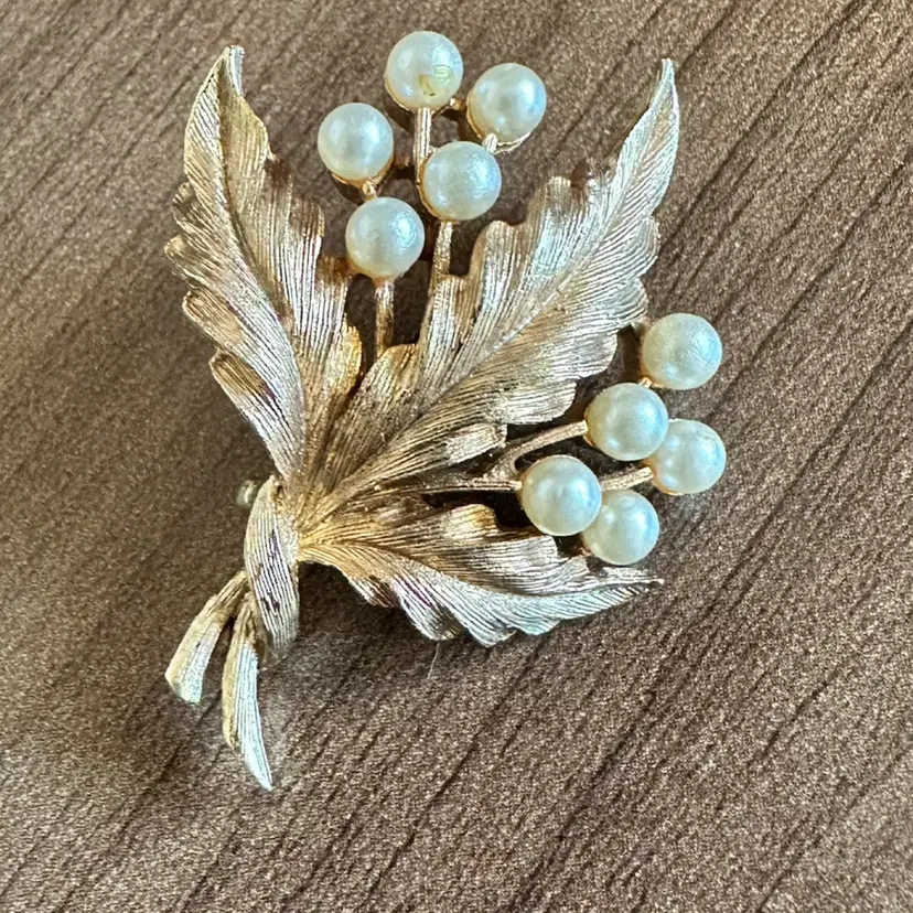 JJ Brooch Leaf And Faux Pearls Gold-Tone