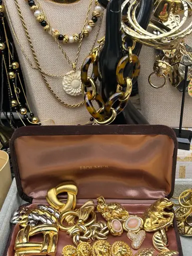 Chunky Vintage Gold Tone!Jewelry Hangout With Adored