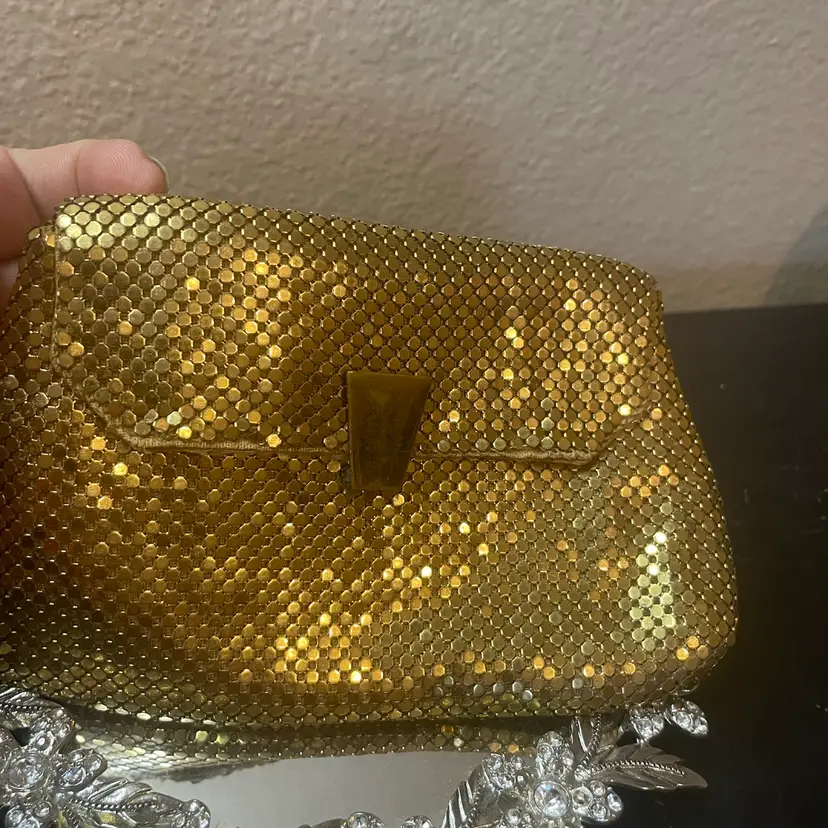 VTG Whiting & Davis 6” gold mesh Purse with a metallic Clasp