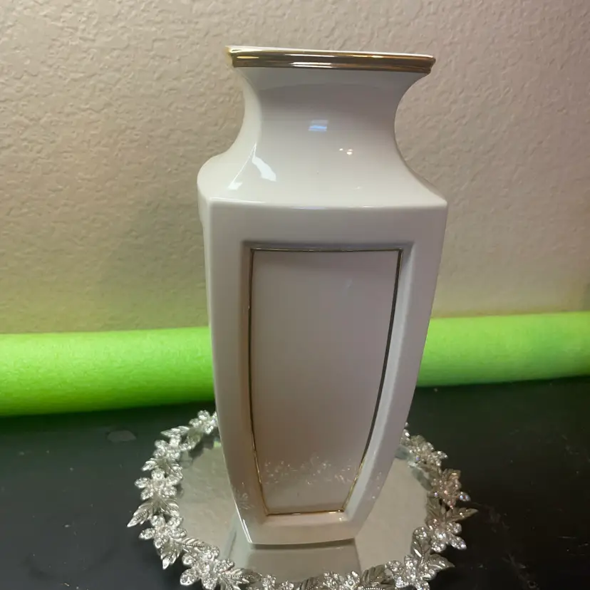 Gorgeous Lenox USA Ivory Porcelain 9” Eternal Vase