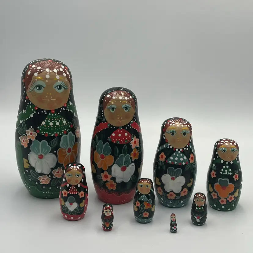 9 Piece Matryoshka Nesting Dolls