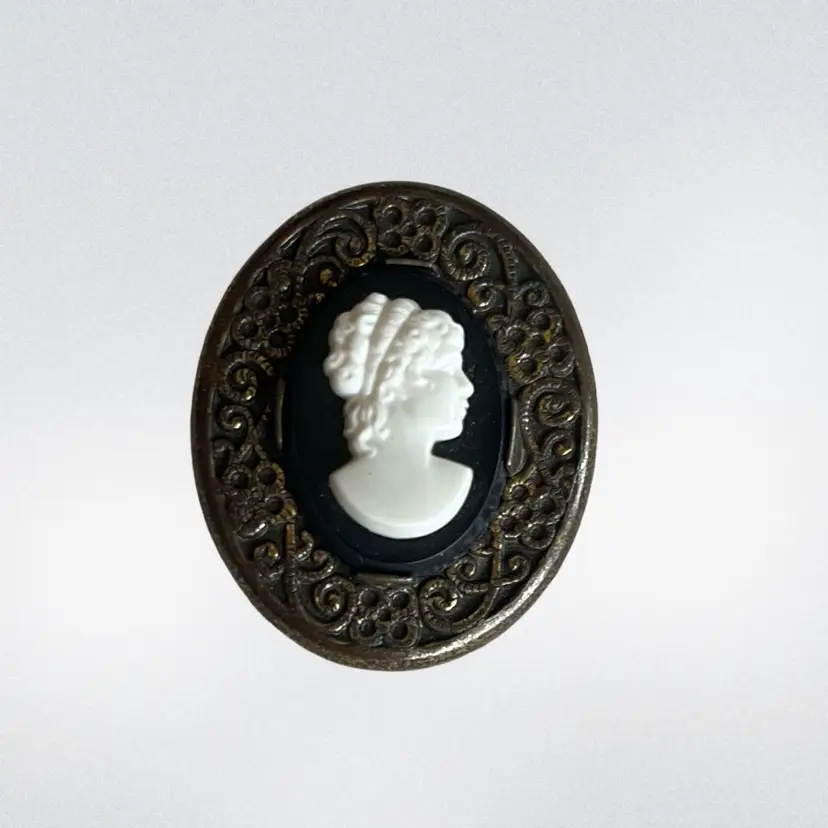 Marked Robins Co Attleboro Vintage Cameo Brooch