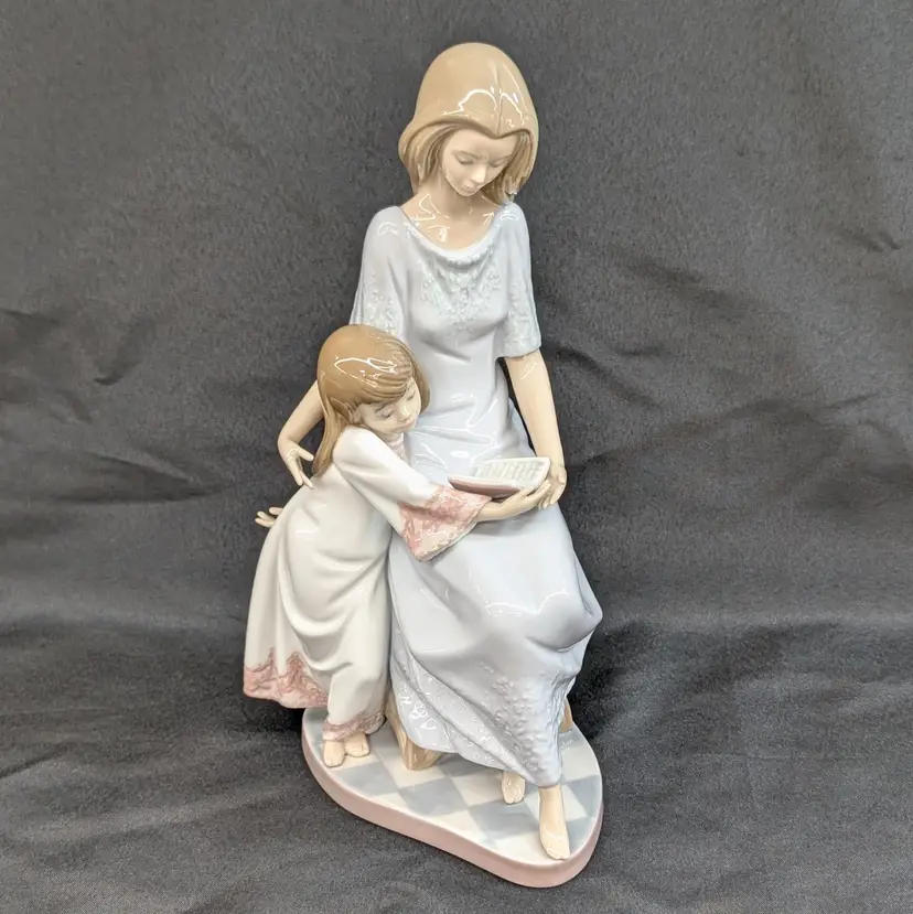 Lladro Bedtime Story #5457 Mother Daughter Reading Book Porcelain Figurine Spain