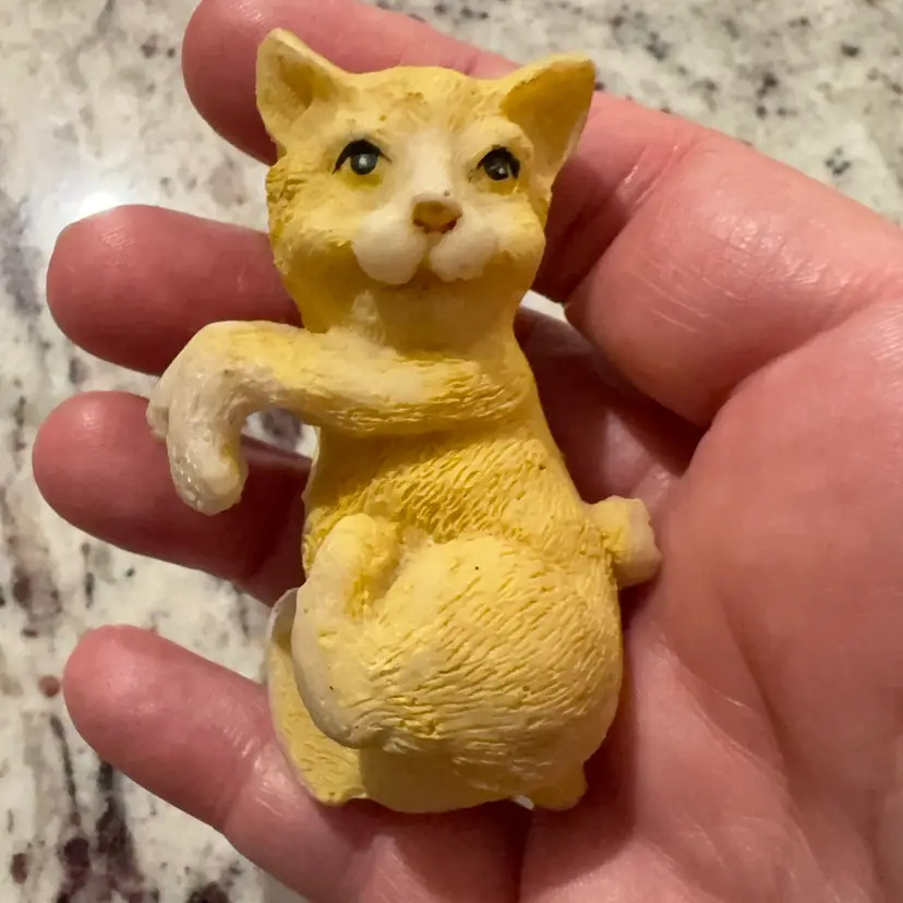 Yellow Cat Plant hanging resin