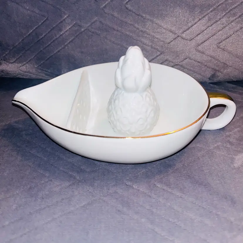 2015 Limited Edition Lily Pulitzer White Ceramic Pineapple Design Juicer