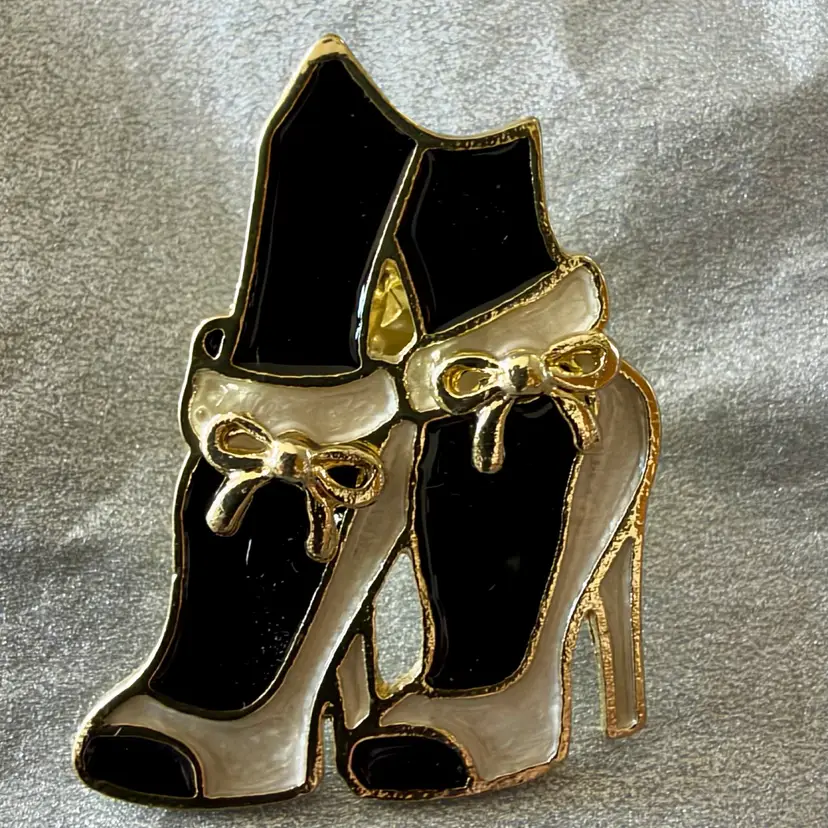 1.1 White High Heel Shoes Brooch Pin