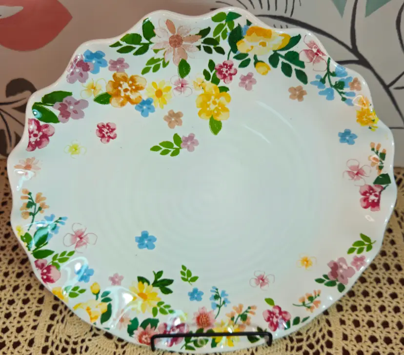NWT Set of 4 Beautiful Floral Pattern Ruffled Dinner Plates by The Spring Shop 10"