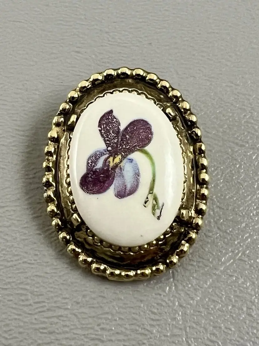 Vintage Porcelain Violet Flower Brooch Pin Oval Gold Tone Floral Jewelry 1.5"