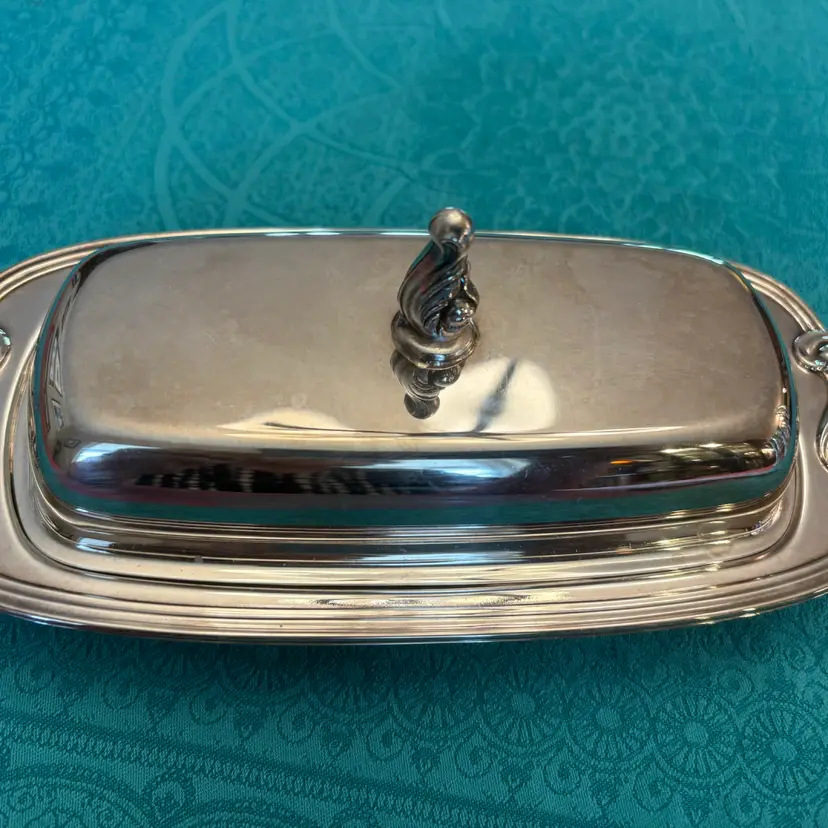 Vtg Oneida Silver Plate Covered Butter Dish with Glass Insert — Scroll Finial