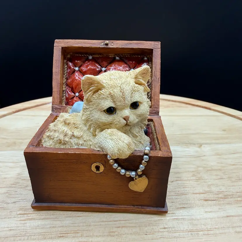 🐞Vtg Country Artists Kitten Tales Figurine Cat in Jewellery Box  2 3/4 X 2.5”
