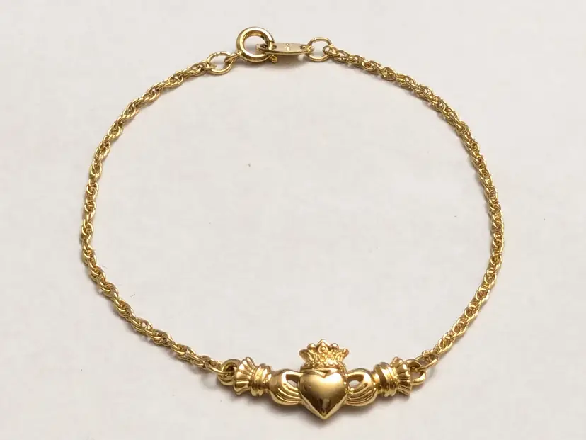 Vintage Avon Gold Tone Claddagh Bracelet