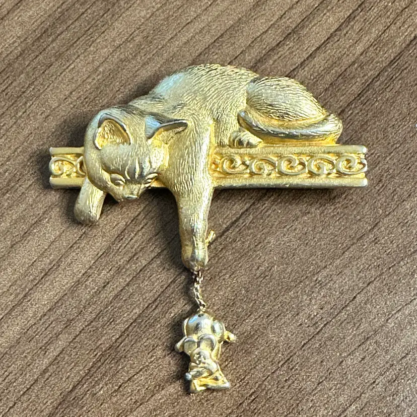 JJ Brooch Cat With Hanging Mouse Gold-Tone