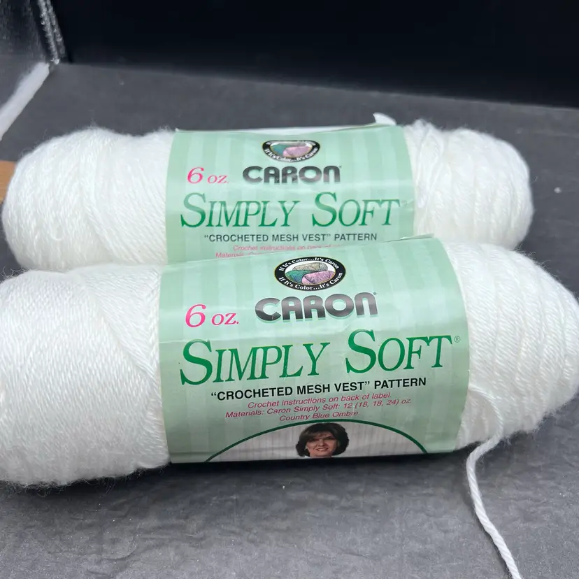 #188A  Lot Of 2 Skeins Caron Simply Soft Yarn 
100% Acrylic
6 Oz 4 Ply
Color 9701 White
Dye Lot W41040 046