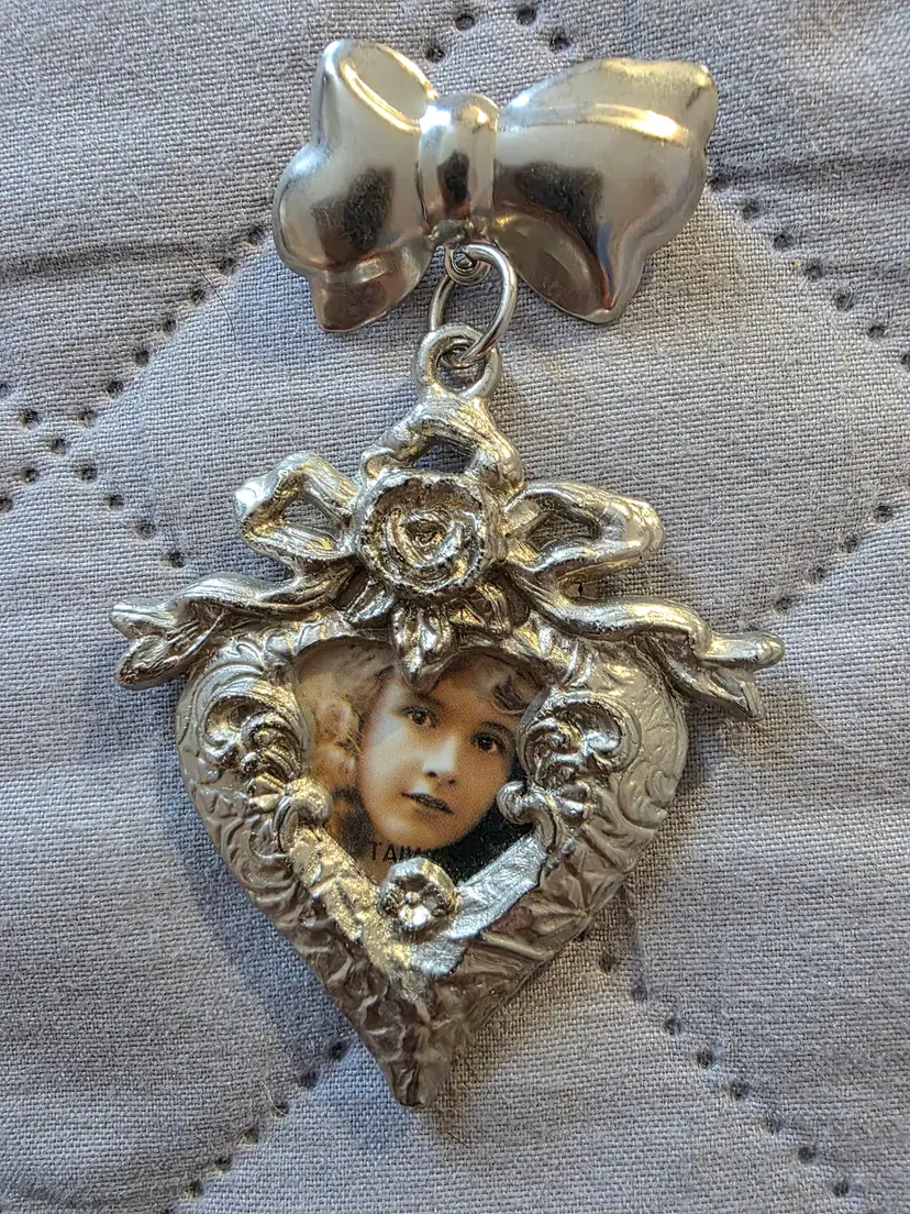 1995 Vintage-style Silver-tone Heart Photo Frame Brooch featuring an Ornate Bow Accent and a Miniature Portrait Spot