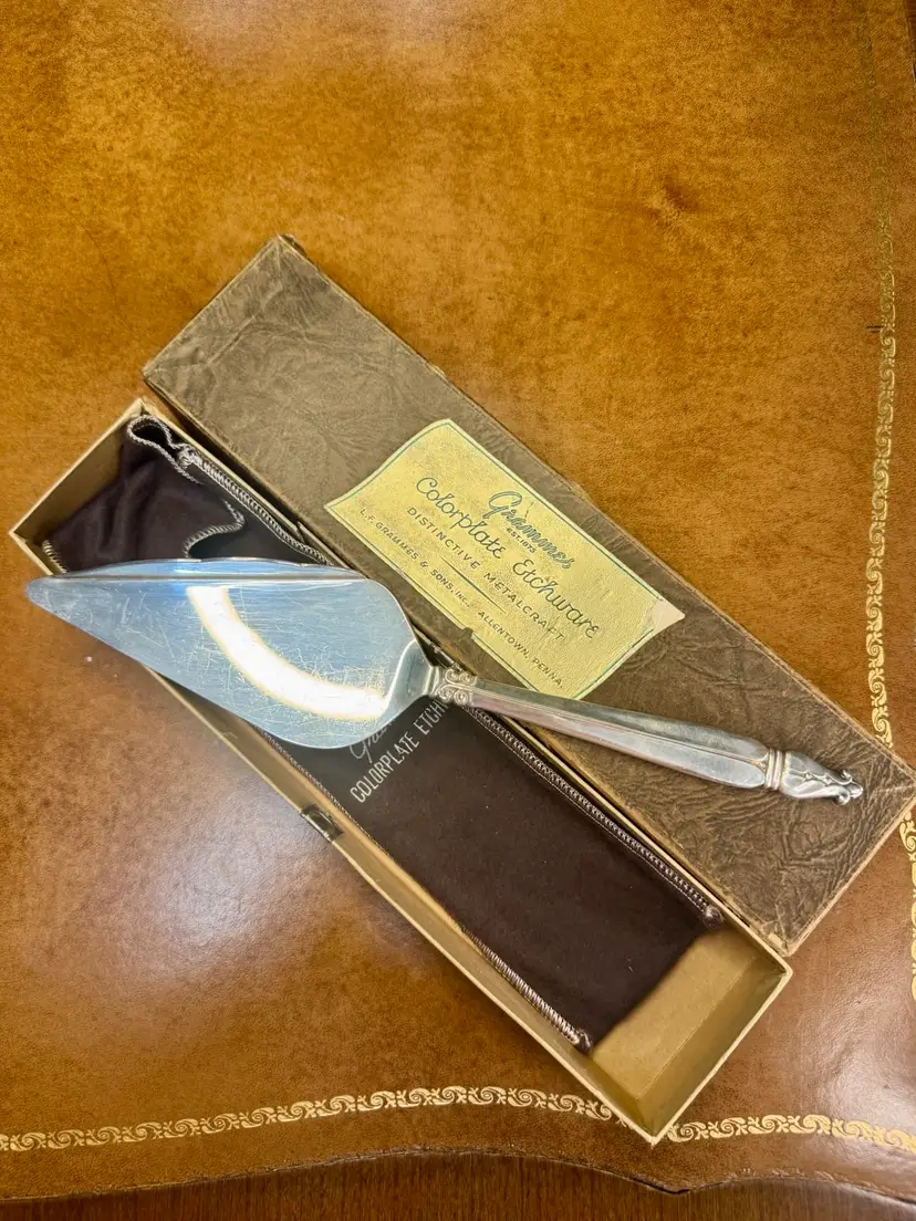 😻 vintage L.F. Grammes & Sons "Colorplate Etchware" pie or cake server, produced in Allentown, Pennsylvania