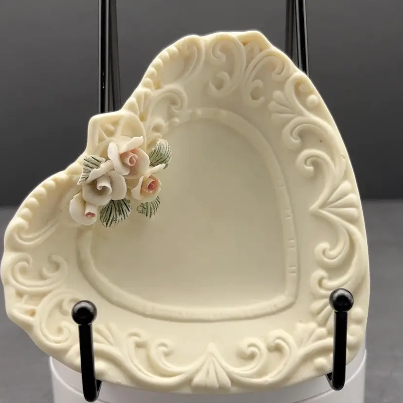 Giftco Bisque Porcelain Heart Dish with Applied Roses *READ*