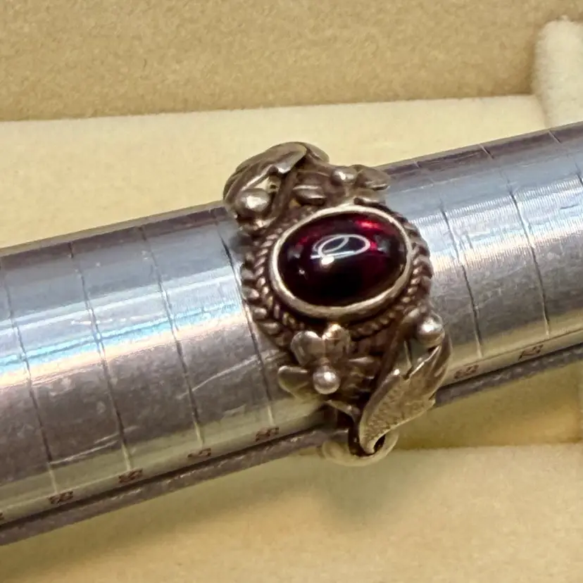 Sterling Silver Garnet Leaf Motif Ring Sz 7.5🌹