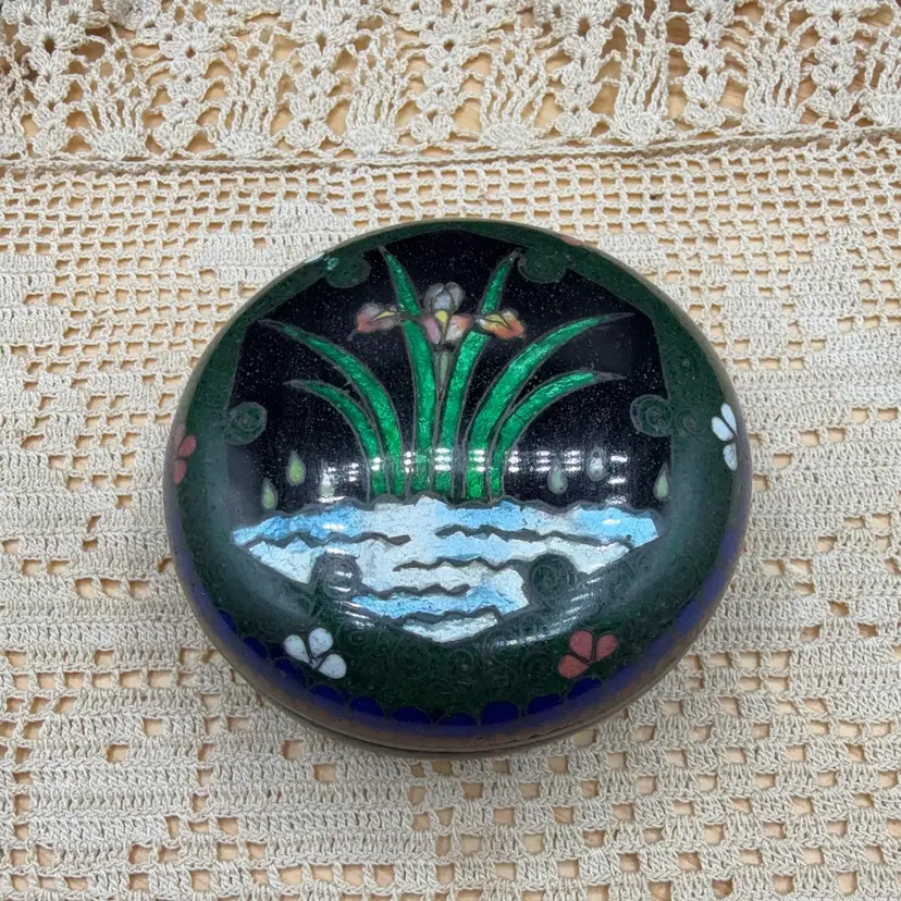 🐞Vtg. Cloisonné Enamel Round Lidded Trinket Box with Iris Floral and Wave Design 3x1”