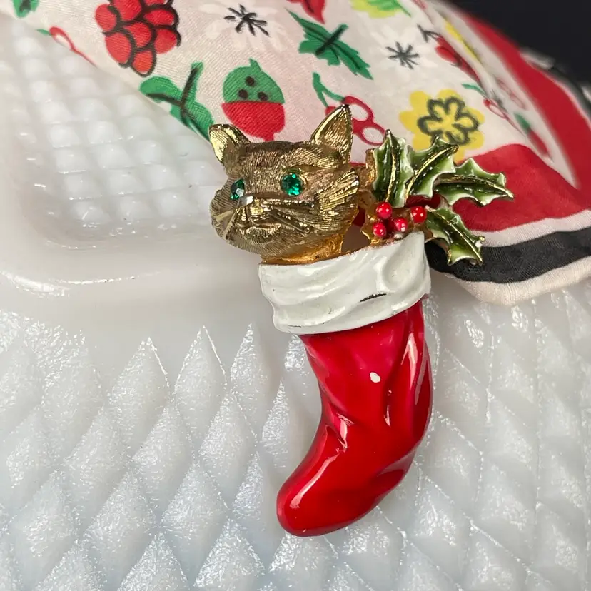 Jonette JJ Kitty Cat In Christmas Stocking Holly Enamel Brooch Rhinestone Eyes Vintage 1.75"