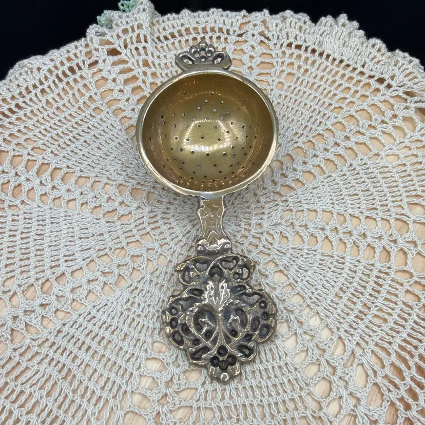 🐞Vtg Ornate Brass Tea Strainer Two-Tone Silver Underlay 6x2 1/4”
