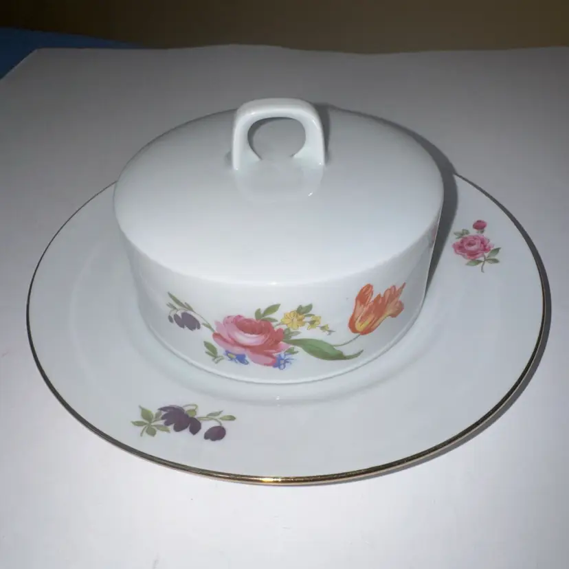 porcelain round covered butter or cheese dish Graf von Henneberg Porzellan