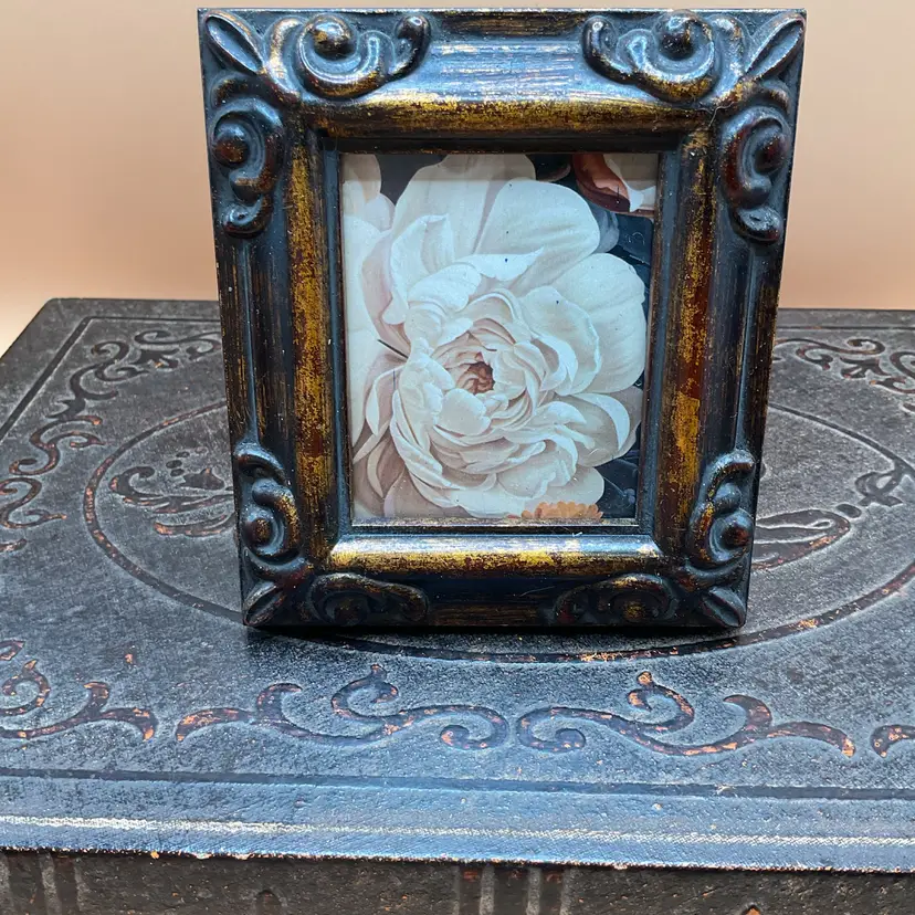 🍁 4”x4.5” Ornate Resin Gold Picture Frame