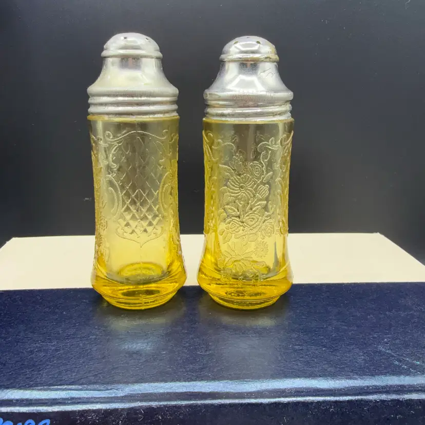 🐞Vtg Federal Glass Normandie Amber Yellow Depression Glass Shaker Set