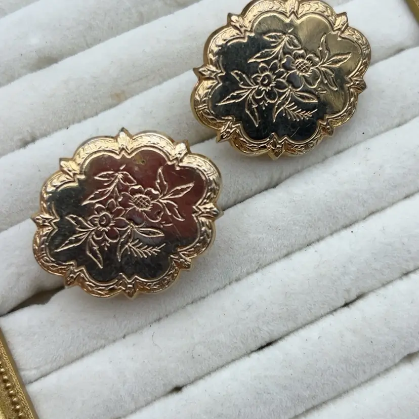 #01 Vintage 1960s Gold Tone Black Enamel Engraved Floral Cufflinks Scalloped