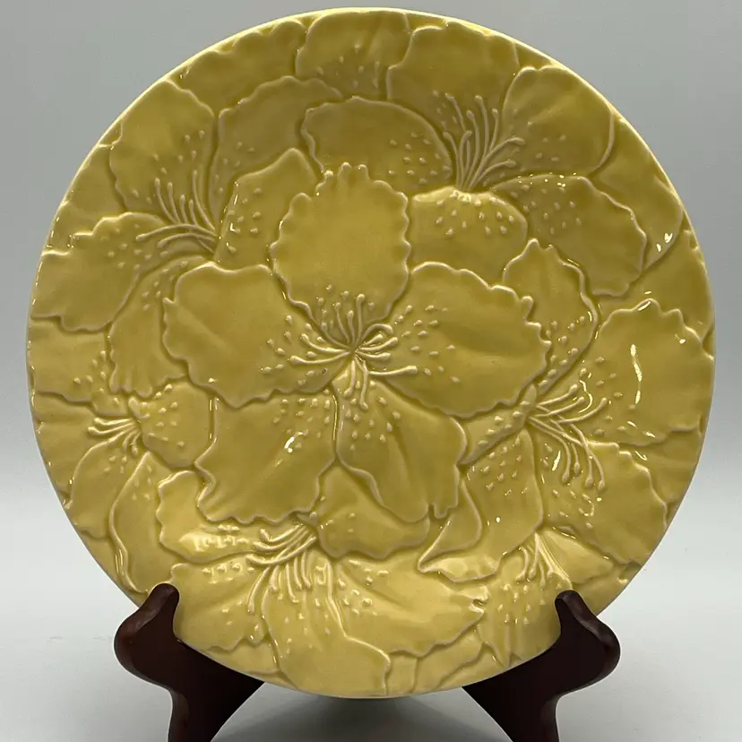 Bordallo Pinheiro Majalica Hibiscus Plate- Flea Bite