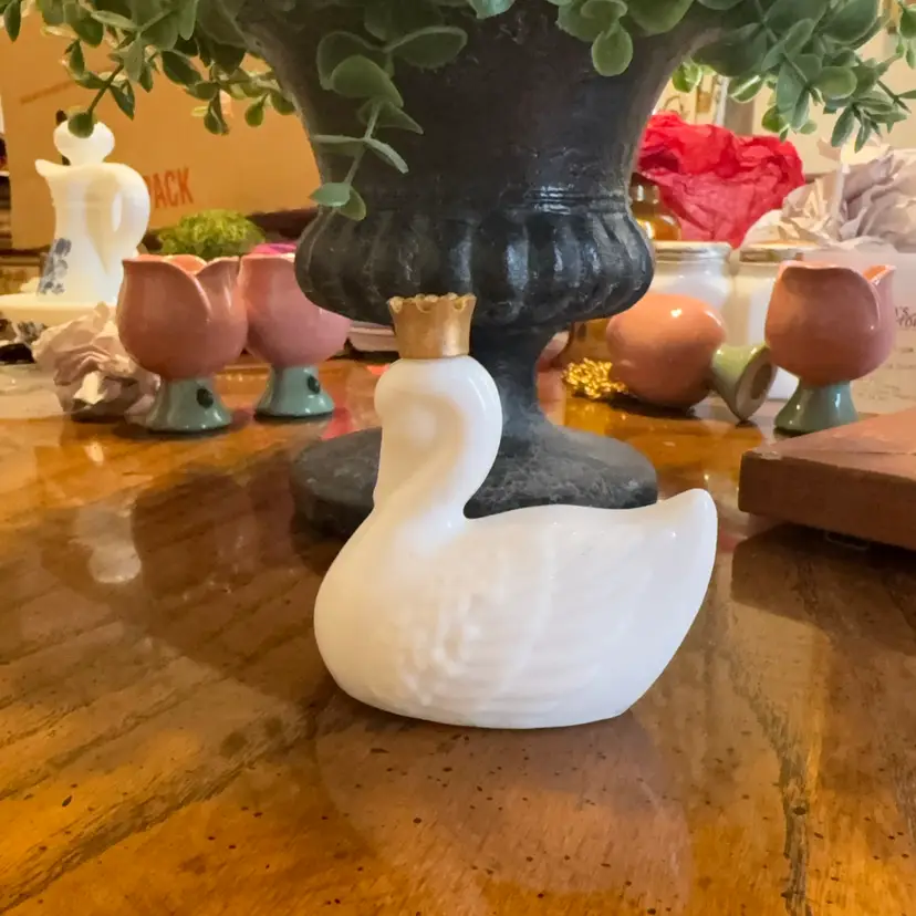 Milk glass Swan