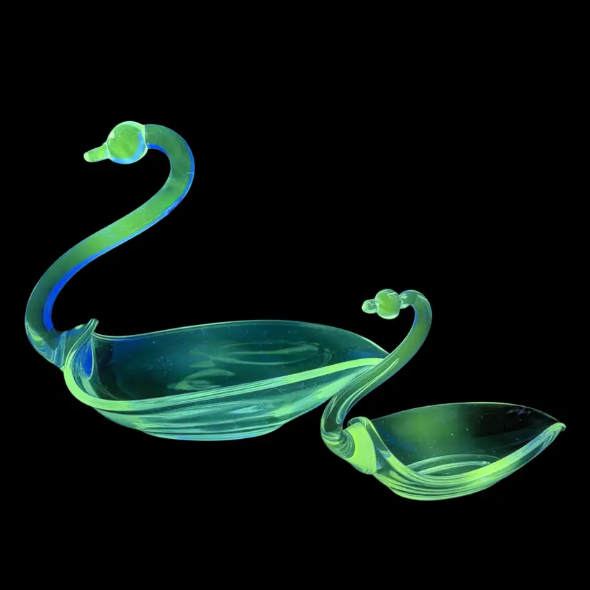 Duncan & Miller Clear Glass Nesting Swan Set of 2 MCM Decor Candy/Trinket Dish -365 Glow
4” T x 5.25” L x 2.5” W
6.75” T x 8” L x 4.75” W