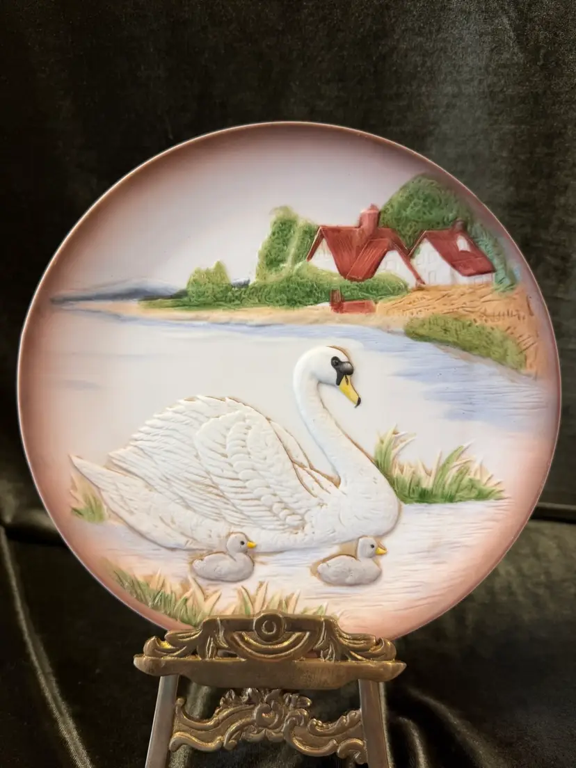 Vintage HOMCO Home Interiors 3D Swan and Cygnets collector plate (Model #1429)
