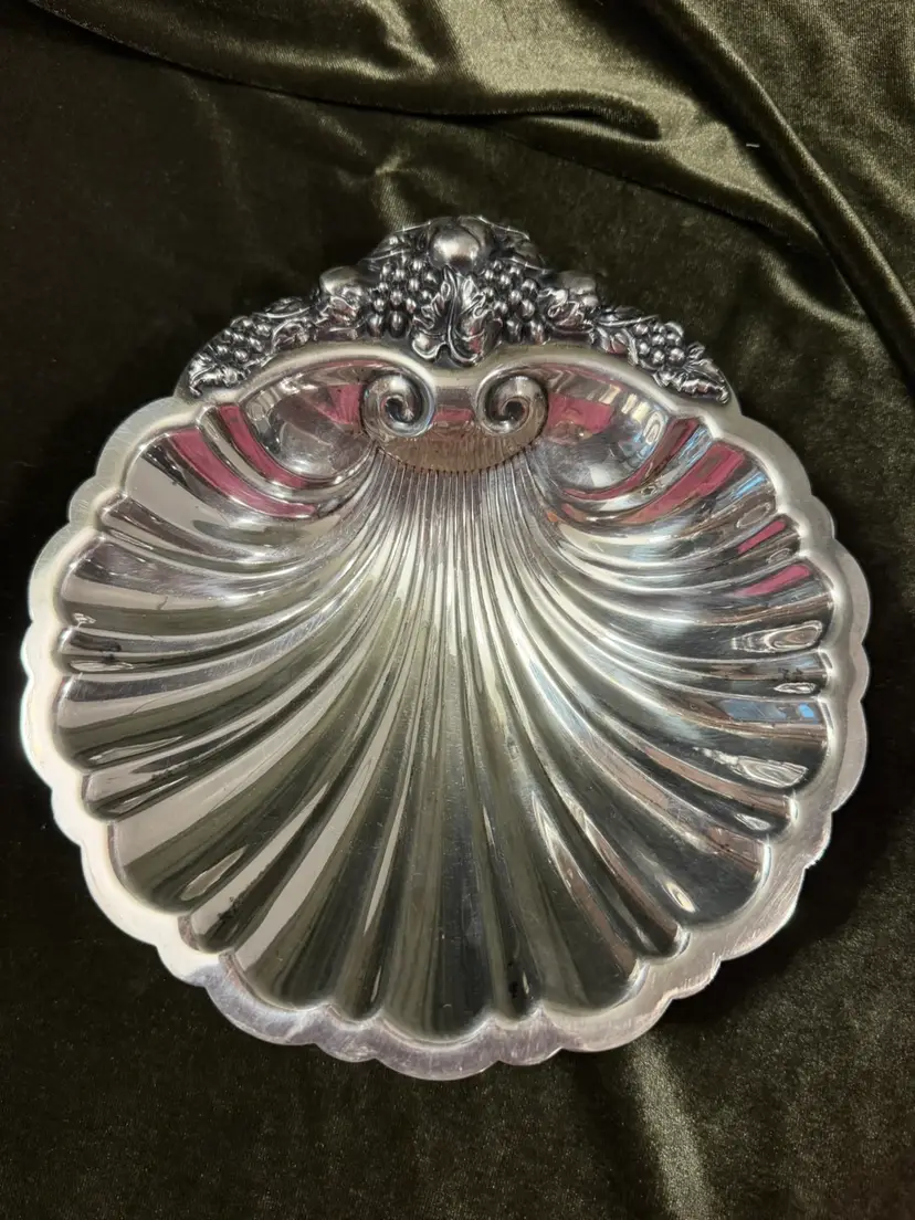 🥳Vintage Silver-Plated Clam Shell Dish With Grape Handle And ball feet By W. & S. Blackinton  6.5” x6.5”   This dish was produced from the late 1930’s To Early 1950’s.